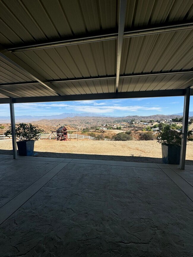 Building Photo - Ranch Style Home Here In the Heart of Perris