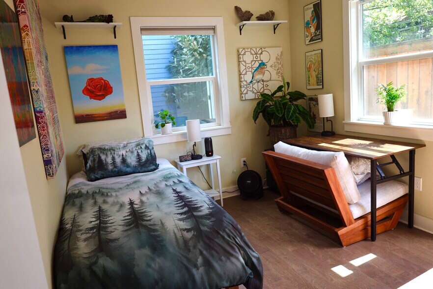 Building Photo - 712 SE 42nd Ave