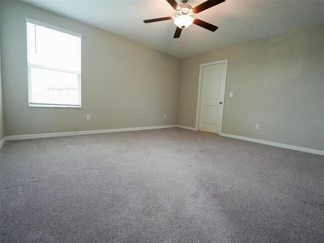 Building Photo - 402 Royal Empress Dr