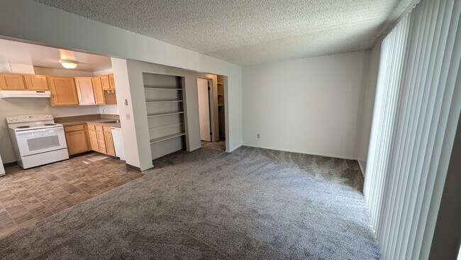 Building Photo - 2 bedroom 1 bath apartment. *1/2 off your first months rent if your application is approved by Ap...