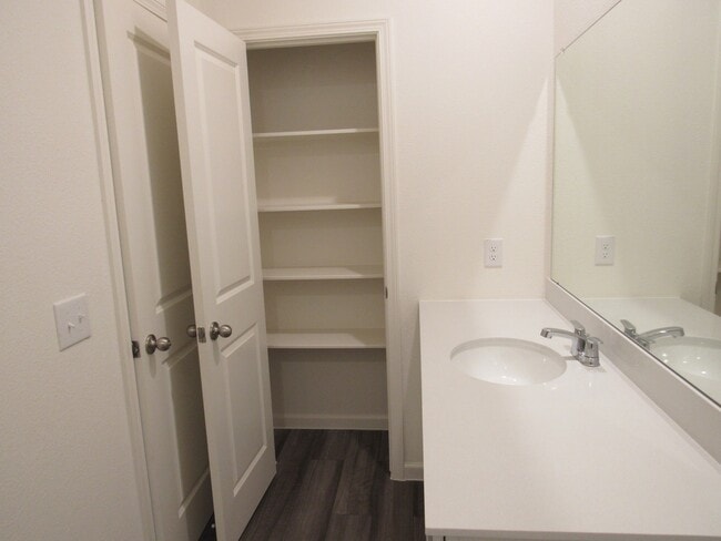 Building Photo - 2300 Plantation Dr