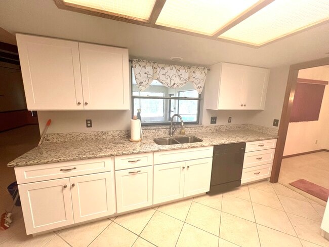 Building Photo - 2239 Woodlawn Cir