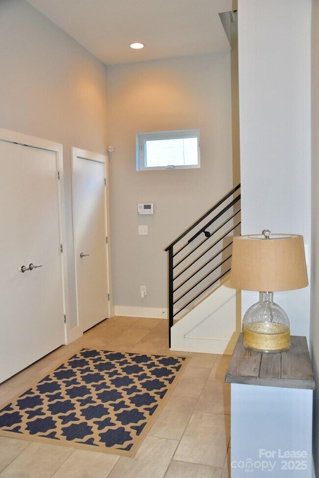 Building Photo - 916 Westbrook Dr