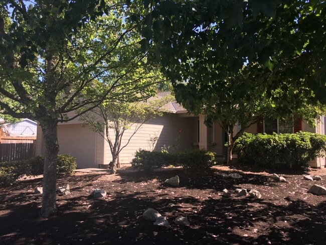 Building Photo - 3 Bedroom Ranch, 2 Car Garage, Air Conditi...
