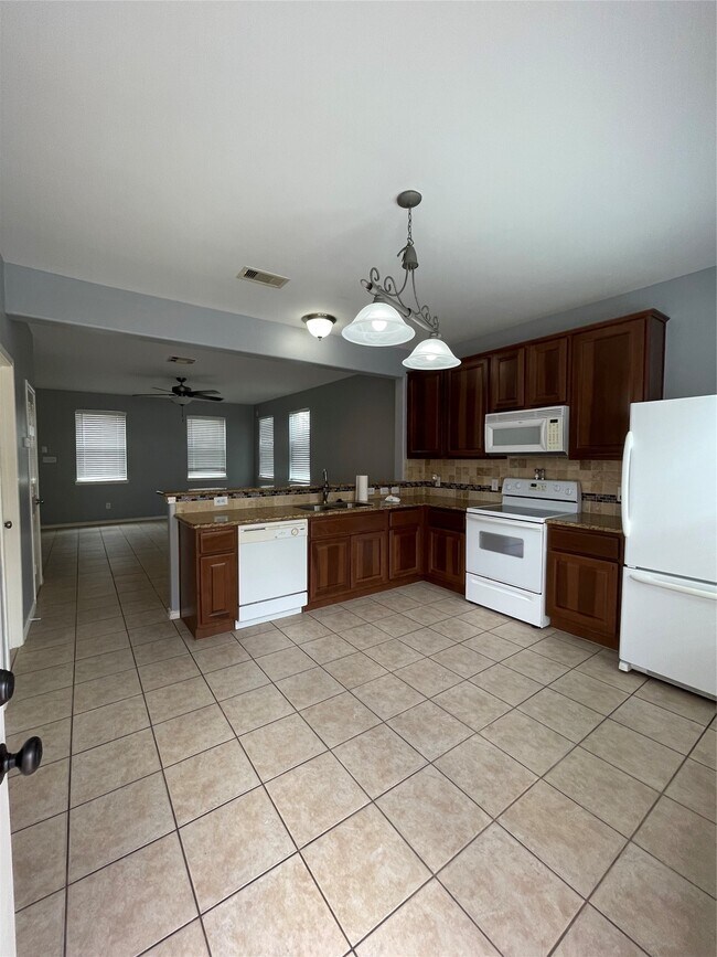 Building Photo - 2117 Kemah Village Dr