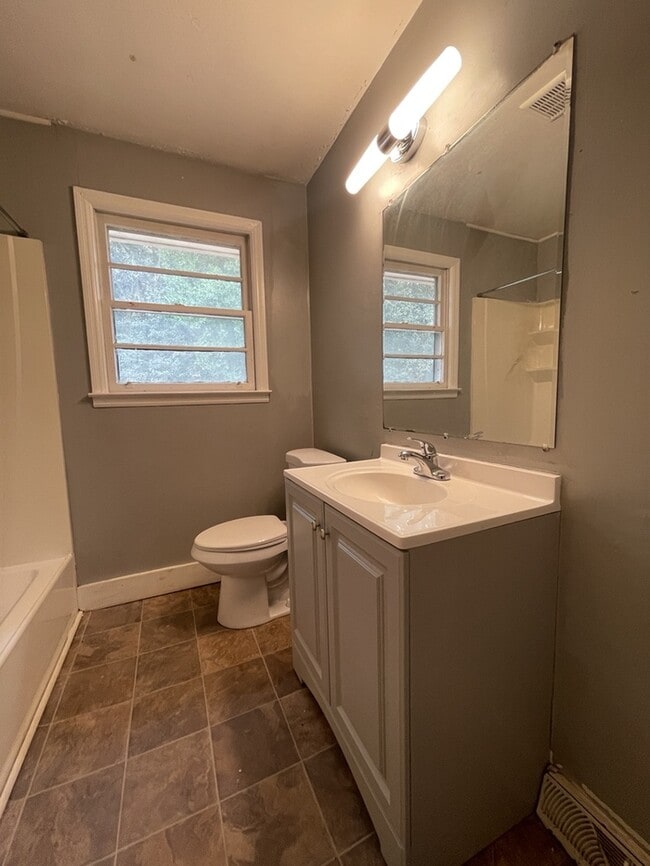 Building Photo - 3 bedroom 1.5 Bathroom