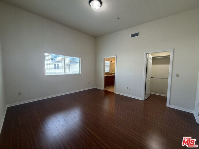 Building Photo - 15024 Magnolia Blvd