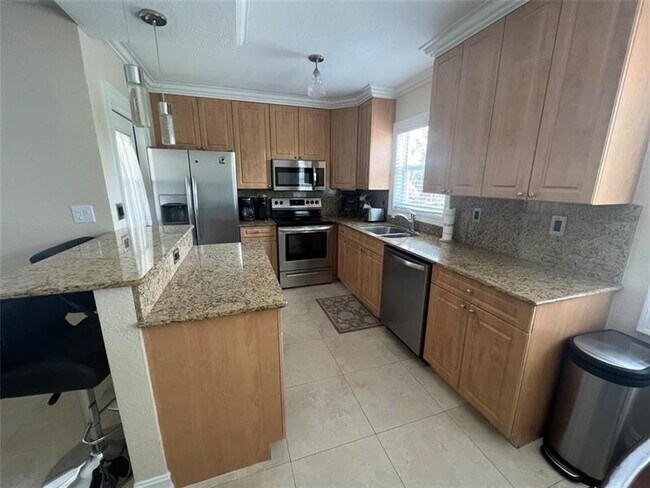 Building Photo - 1221 SE 3rd St