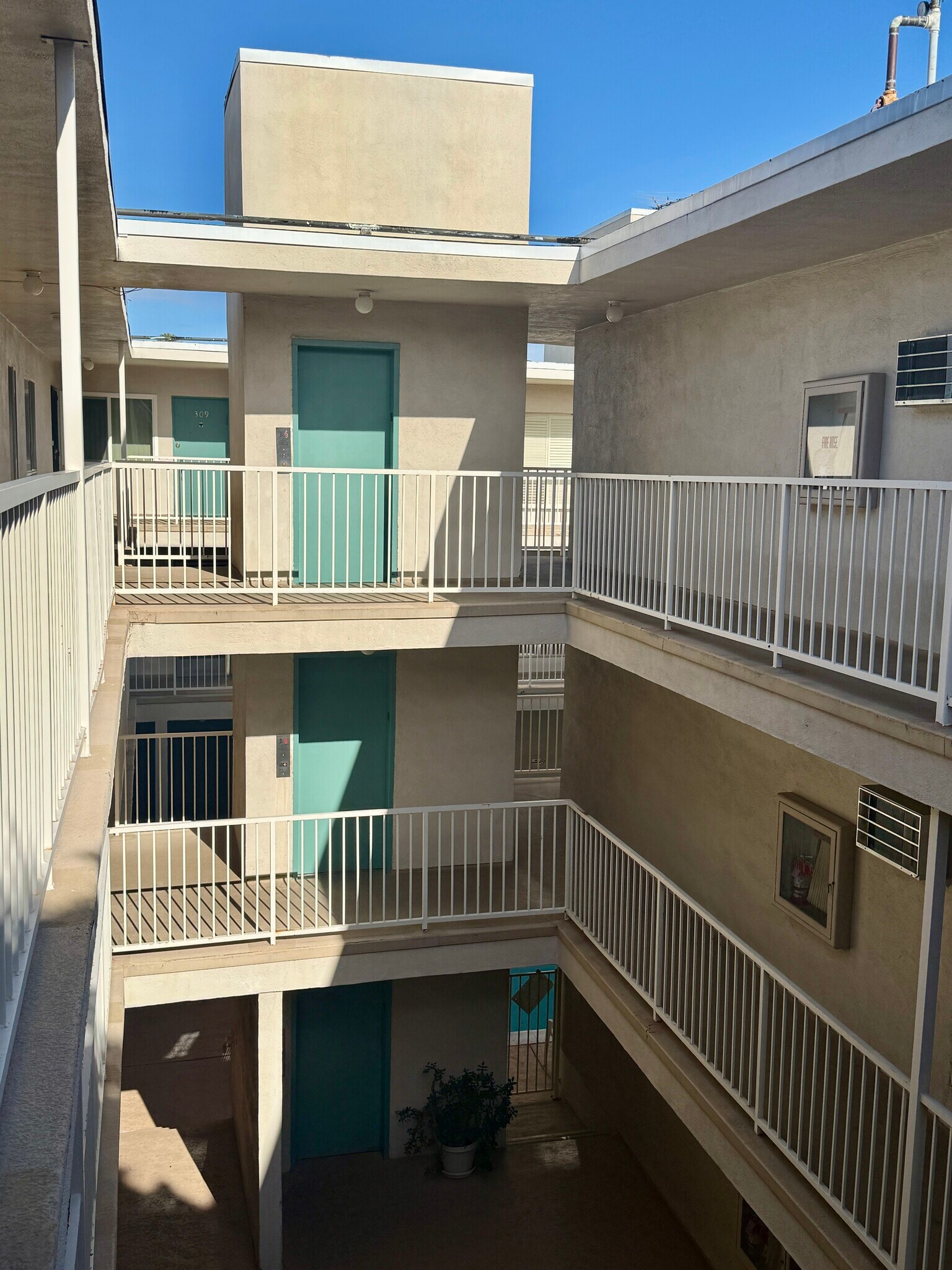 Building Photo - 5320 Zelzah Ave