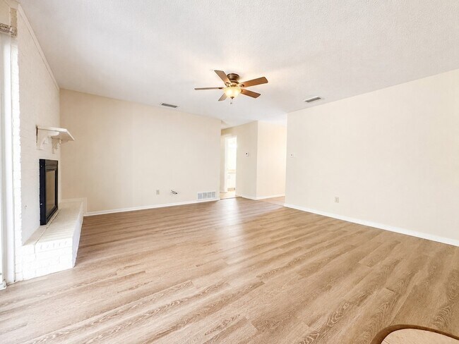 Building Photo - 2025 Meadow Glen