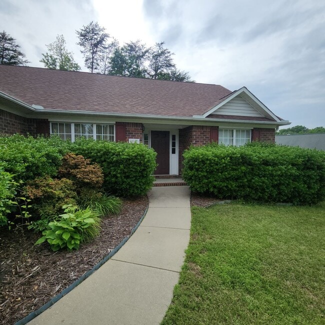 Building Photo - One Level House with a Double Garage FOR R...