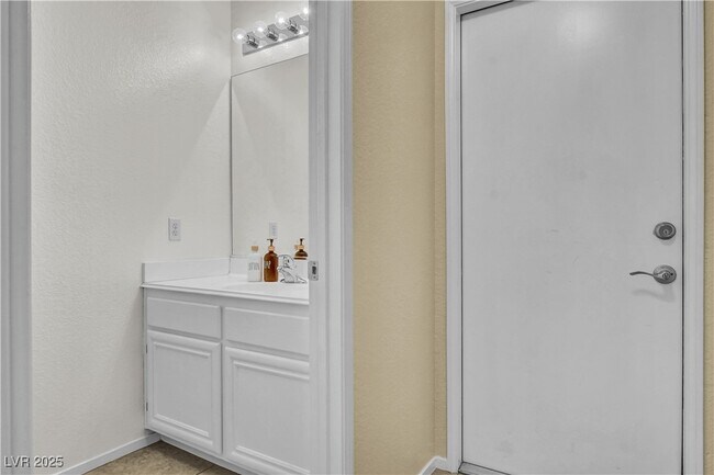 Building Photo - 9309 Mountain Rise Ave