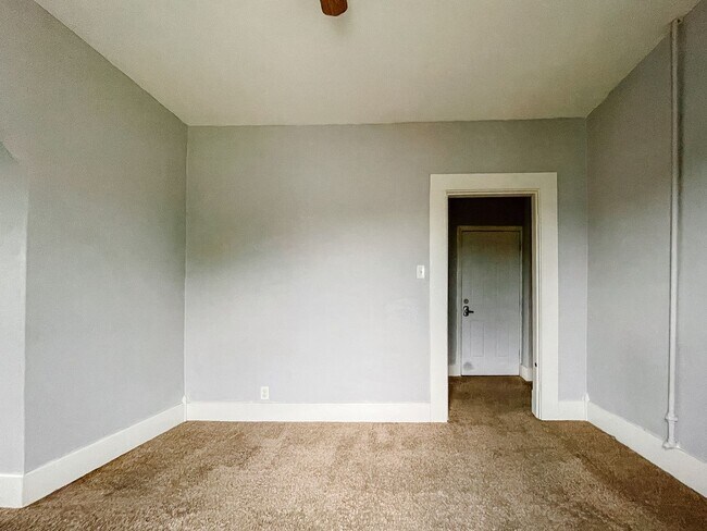 Building Photo - Near Local Shops and Restaurants