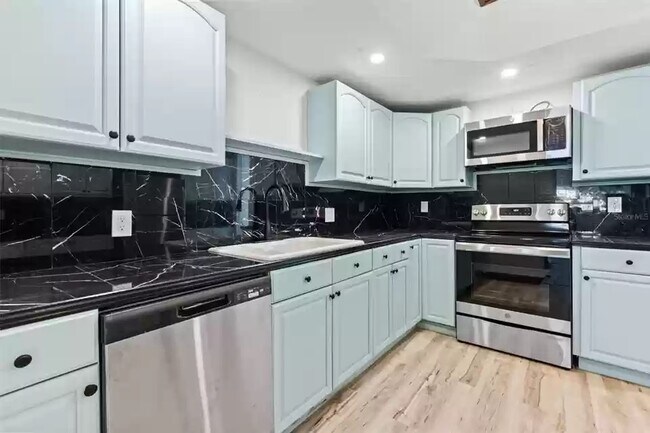 Kitchen V3 - 9511 N Dartmouth Ave