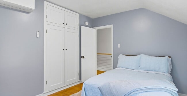 Building Photo - Late Summer Furnished Executive Extended Stay Rental on Old Mission Peninsula