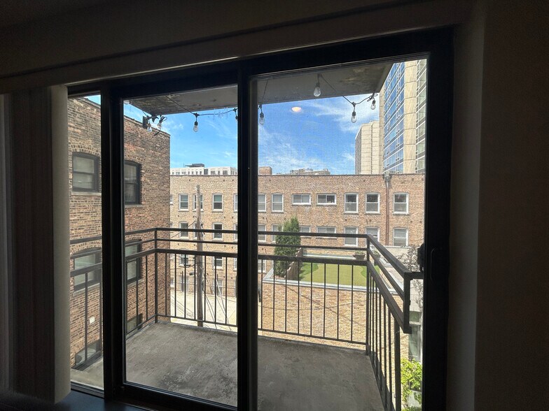 Building Photo - 518 W Wrightwood Ave