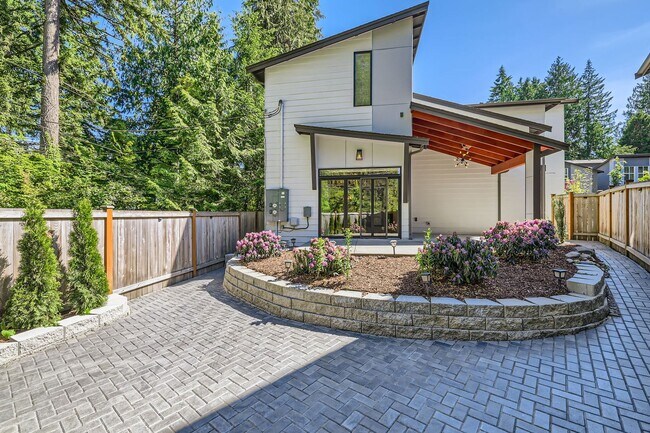 Building Photo - Newly Remodeled 3Bed/3Bath Home in the Hea...