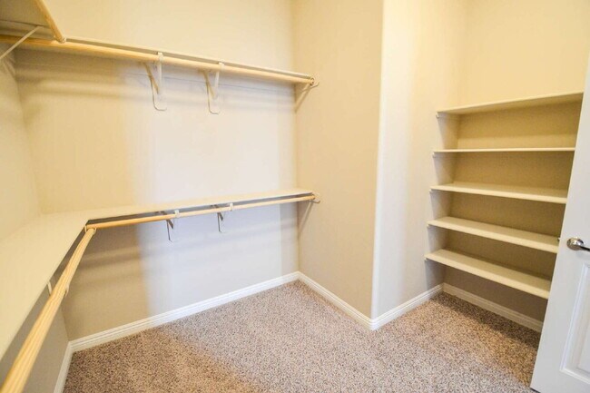 Building Photo - "Spacious 4-Bedroom Retreat with 2.5 Baths in Vibrant Las Vegas Locale!"
