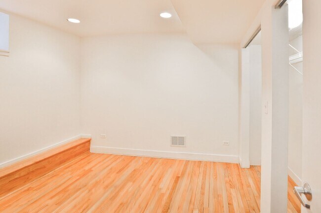 Building Photo - Amazing Noble Square Large (1600 s.f.) 3 Bedroom 2 Bath Duplex