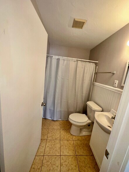 Building Photo - 1030 Canton