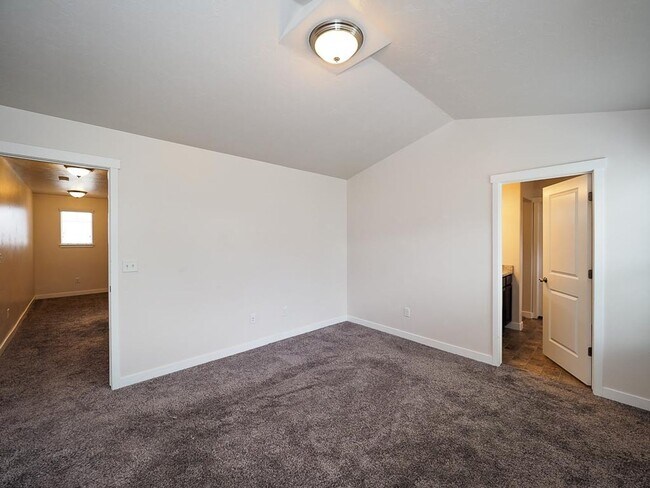 Building Photo - Draper Hillside Townhome