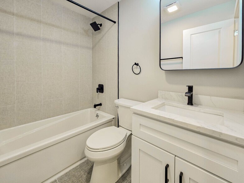 Building Photo - 4838 N Wolcott Ave