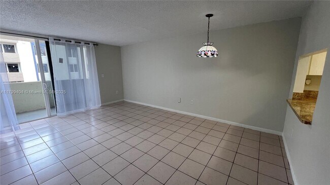 Building Photo - 10000 NW 80th Ct