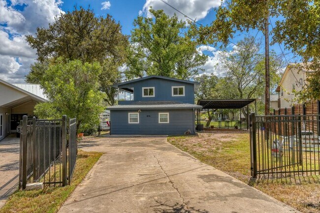 Building Photo - 614 E Briarway Dr