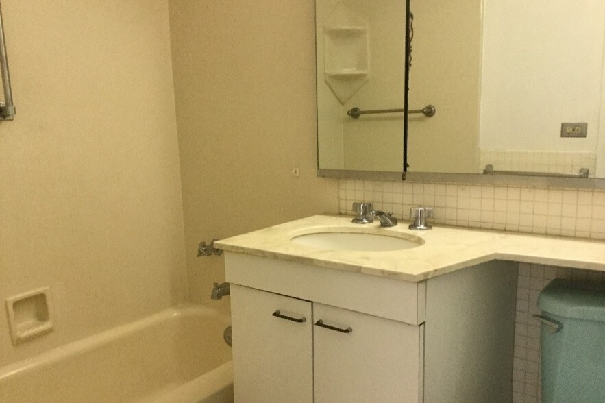 Bathroom - 400 E Randolph St