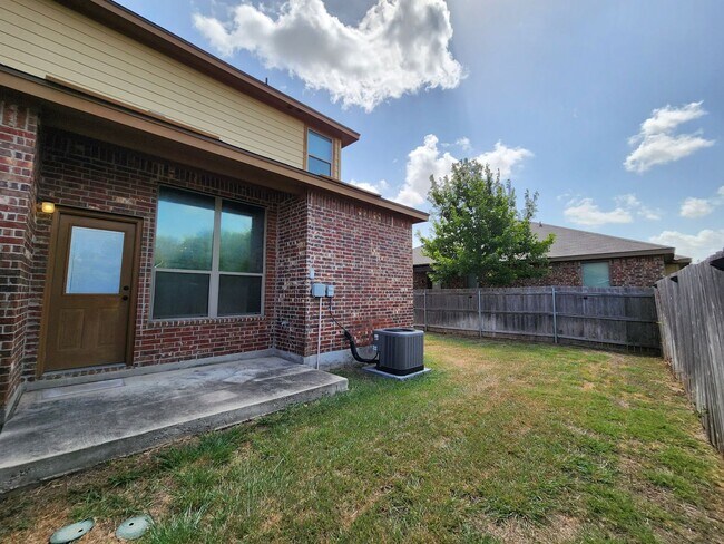 Building Photo - 3/2.5/2 Duplex / Minutes from Downtown NB & Creekside Shopping & Restaurants / Fenced in Yard /CISD