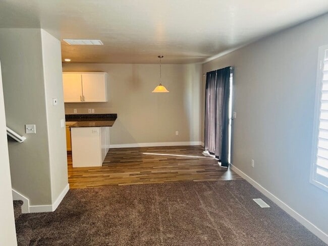 Building Photo - Beautiful home with central air and 2 car garage.