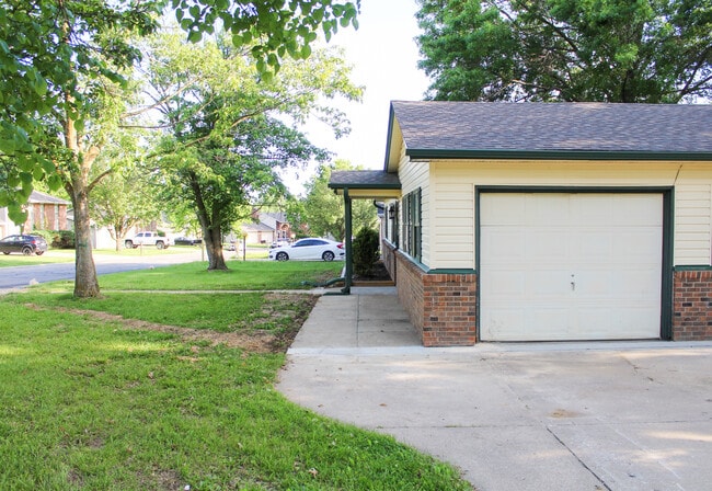 Building Photo - 459 N Shiloh Ave