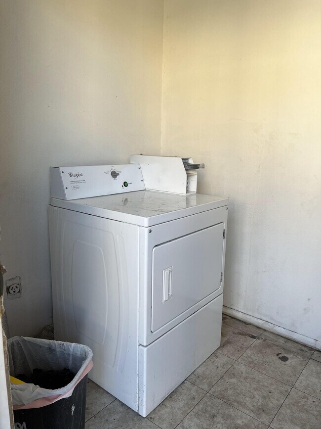 Building Photo - Updated 2BR/1BA | Private Patio | Great Lo...