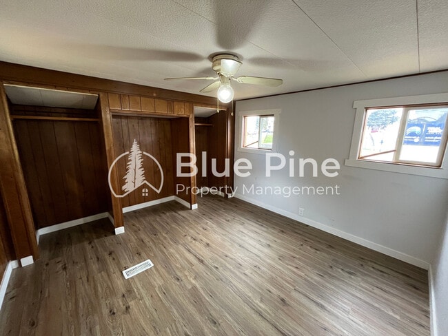 Building Photo - 925 Wilson Ave