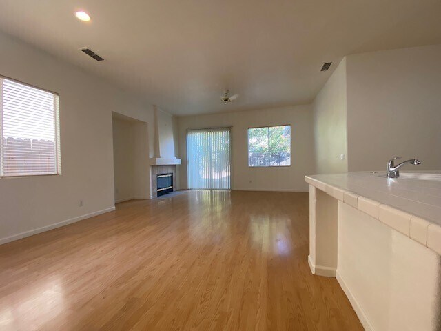 Building Photo - Charming 5 bedroom 2.5 bathroom home located in Natomas!