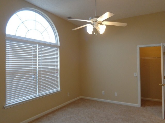 Building Photo - 884 Pin Oak Dr