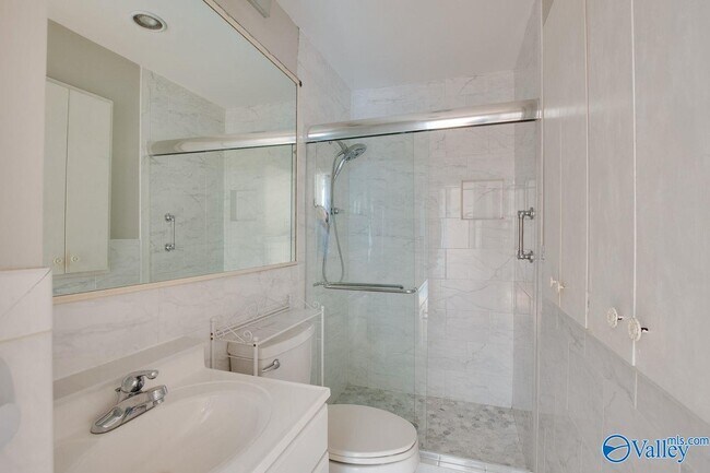 Building Photo - 2700 Briarwood Dr SE