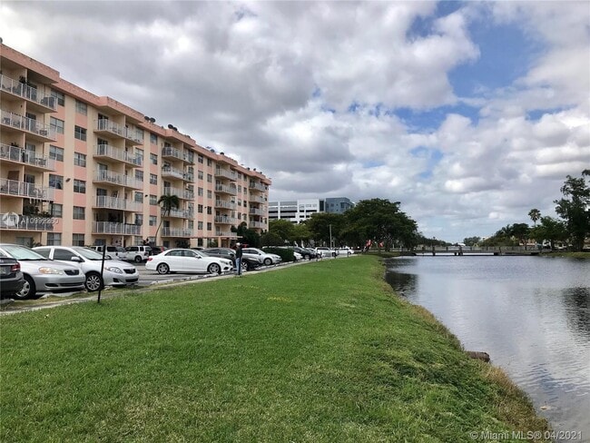 Building Photo - 16465 NE 22nd Ave