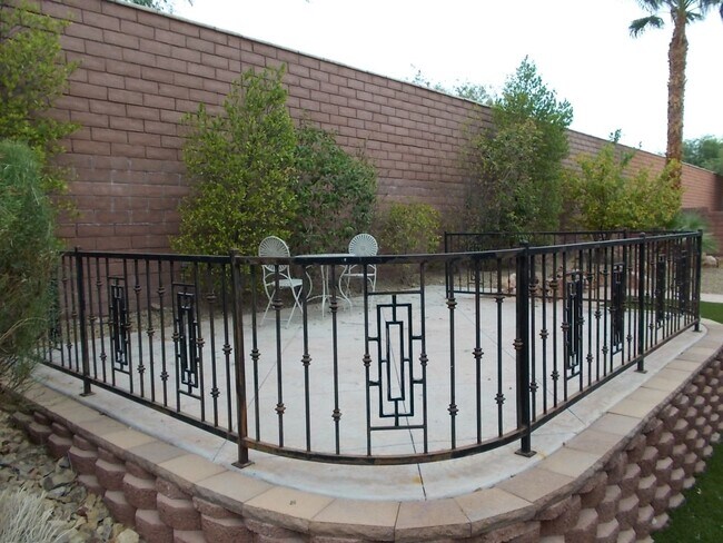 Building Photo - Spacious 4 Bed / 5 Bath Two-Story Home wit...