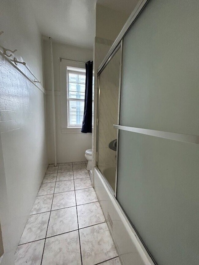 Building Photo - Spacious Remodeled 1 Bedroom conveniently located in downtown Berkeley