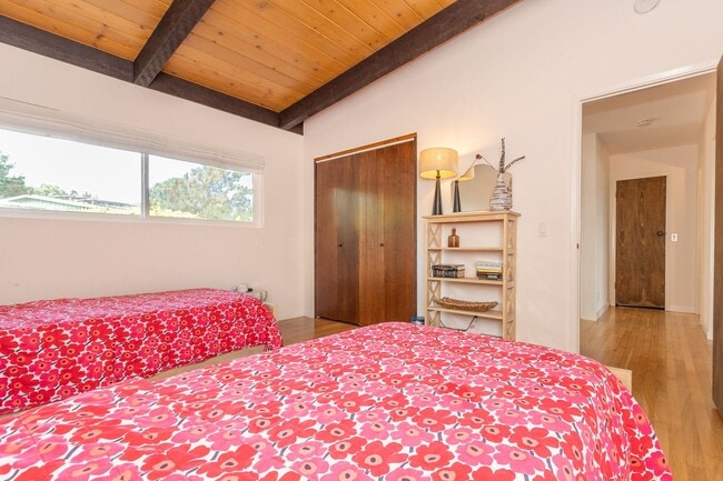 Building Photo - Spectacular Furnished 4 Bedroom/ 3 Bath Mid-Century Modern Retreat in Encinitas