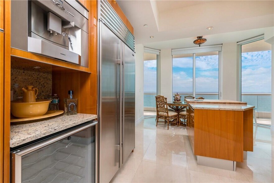 Building Photo - 16051 Collins Ave