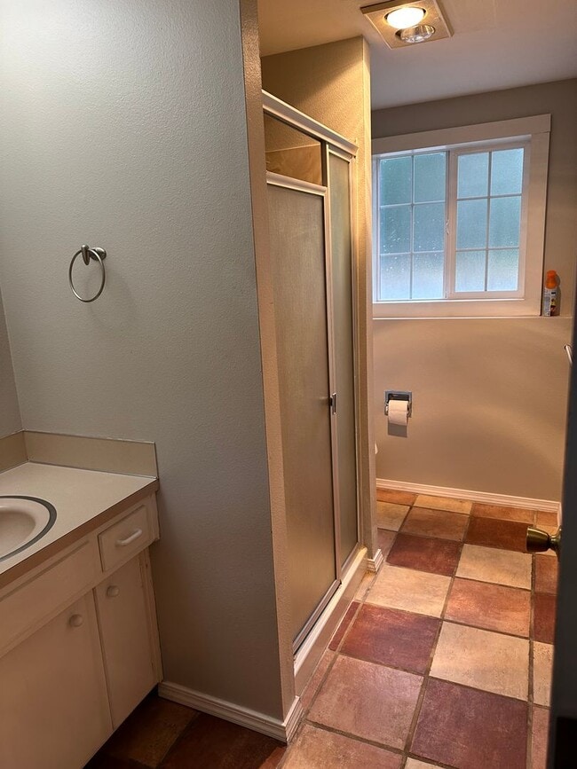 Building Photo - Beautifully updated 4 bedroom 2 bathroom h...