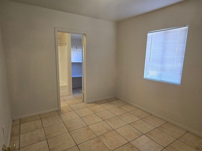 Building Photo - 2-bedroom, 1 bath near Ellsworth