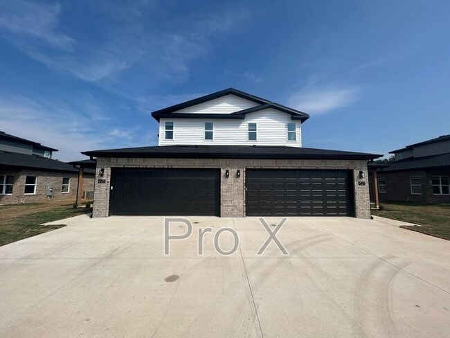 Primary Photo - 621 Cosmos St