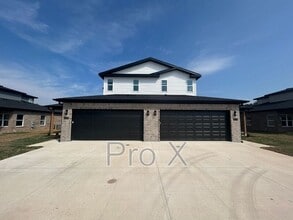 Building Photo - 623 Cosmos St