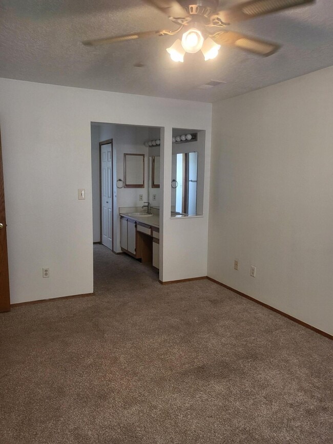 Building Photo - 831 Country Club Dr SE