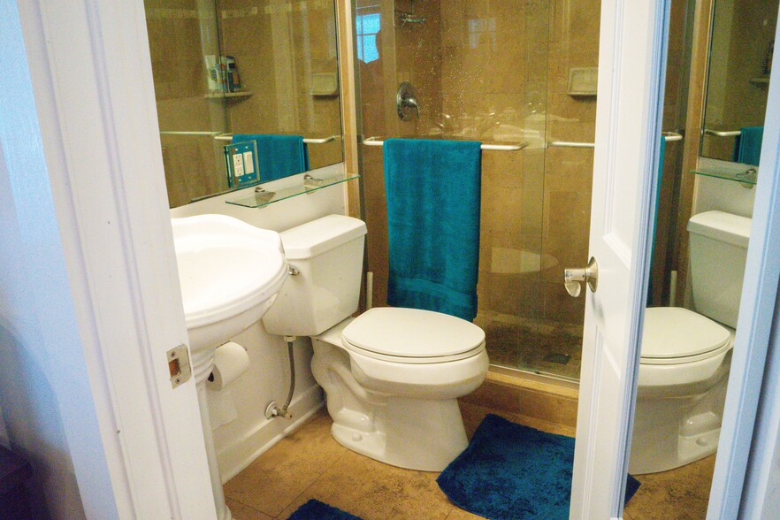 Bathroom - 508 Louisa St