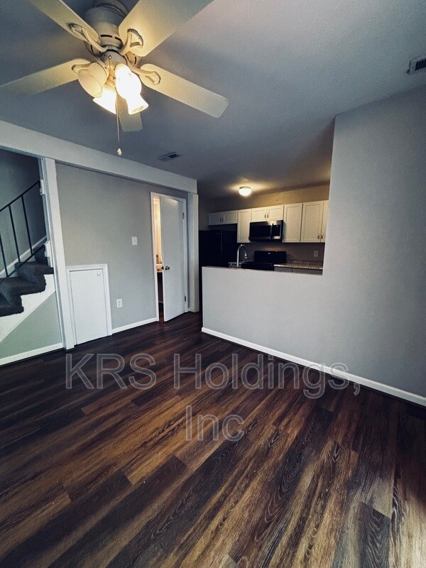 Building Photo - 817 Pleasant St
