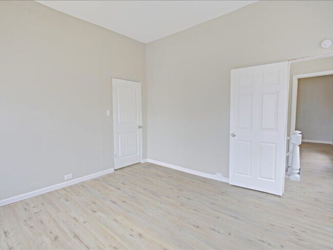 Building Photo - Welcome to 6730 Vermont!